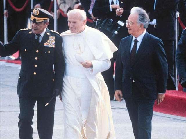 El Papa Juan Pablo II visita a Colombia.