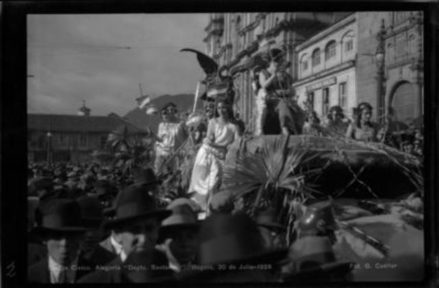 Gentes de todas las clases sociales desfilan en las calles de Bogotá.
