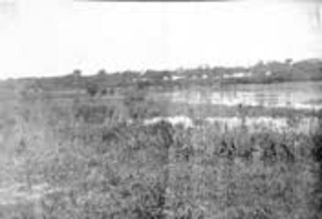 El puerto colombiano de Leticia, en la frontera con el Perú, es invadido por trescientos hombres armados.