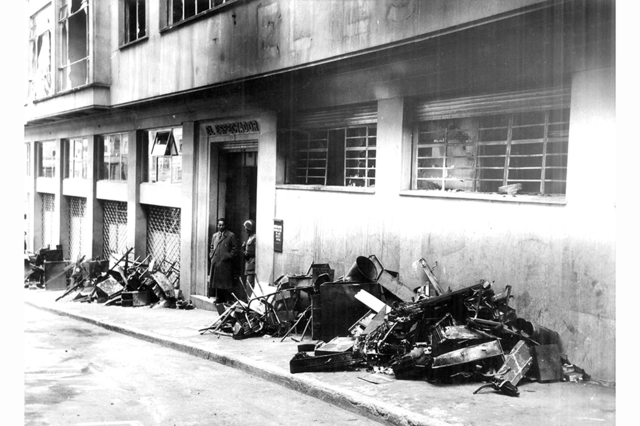 Miembros de la Policía Nacional asaltan e incendian los edificios de los diarios liberales.