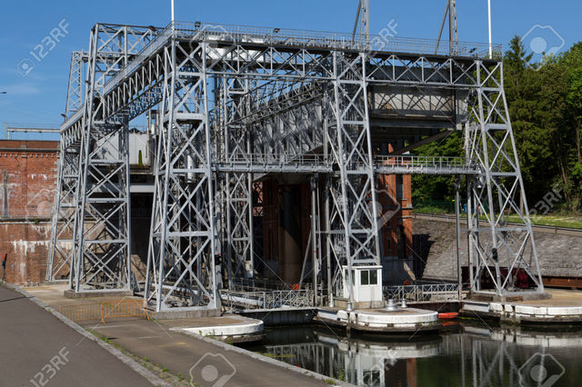 Boat Lifts on the Canal du Centre