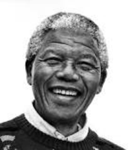 Nace Nelson Mandela
