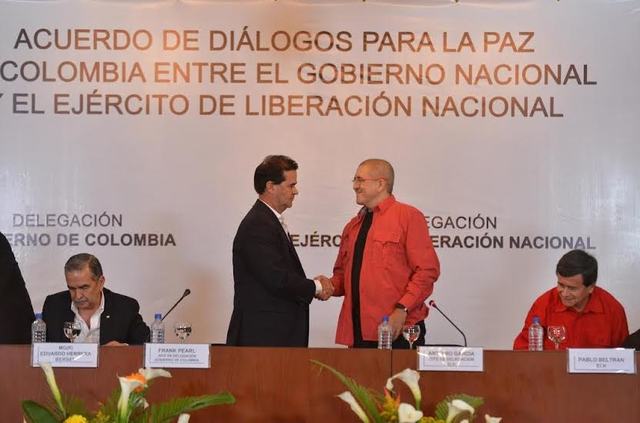 Santos inicia nuevos diálogos de paz con el ELN, los cuales se realizaron en Ecuador y sin cese al fuego.