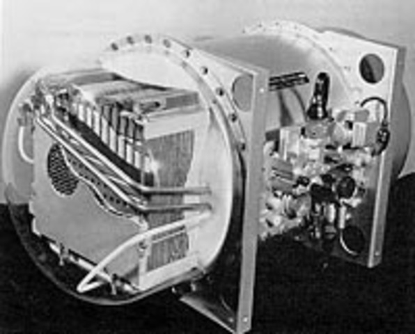 W. W. Jacques lykkedes i at lave et system af brændselsceller der kunne levere en rimelig energimængde. Jacques sammenkoblede 100 brændselsceller. De bestod af en jernelektrode og en kulanode placeret i smeltet Kaliumhydroxid. De virkede ved at blæse atmo