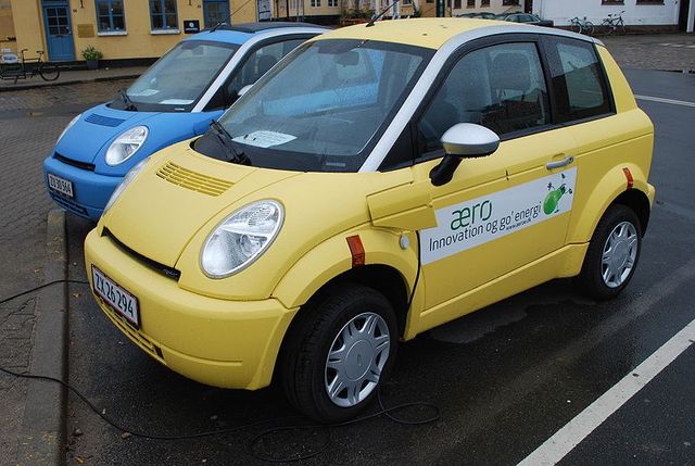 Det norske firma Think begynder produktionen af deres elektriske bil Think City. Think Citys totalvægt er 1397kg og har en rækkevidde på en opladning på ca. 170km ved bykørsel og har en topfart på 100km/t. Bilen har et 250kg tungt batteri. Think City er g