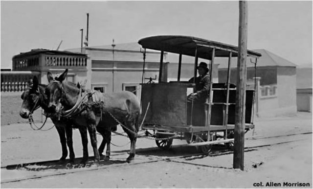 llegada de los primero 8 carros del tranvía de mula