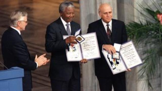 Nelson Mandela wint Nobelprijs