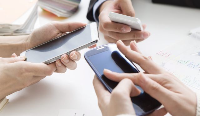 כשהגענו לתחנה שאל אותי הבחור בחליפה אם אני צריכה עזרה