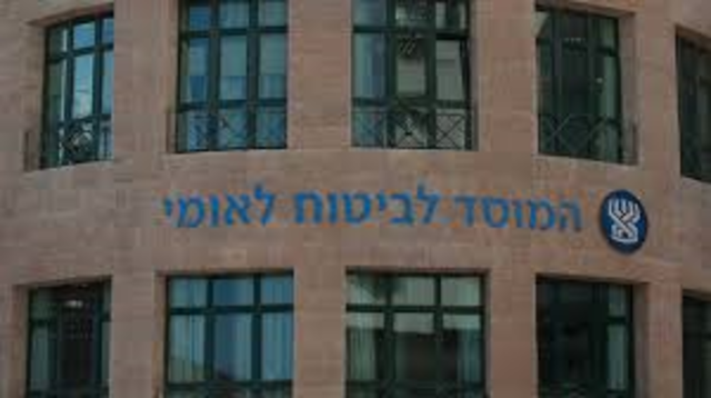 לאחר שבועיים שהם הינו משוחחים בטלפון לעיתים