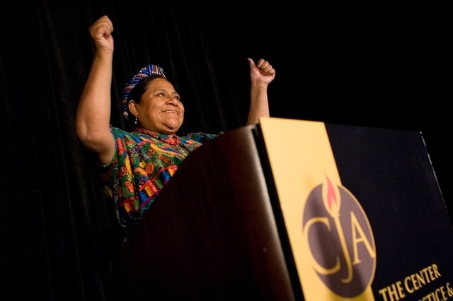 Rigoberta ganó el Premio Nobel de la Paz (Nobel Peace Prize) por defender los derechos de las mujeres y los indígenas.