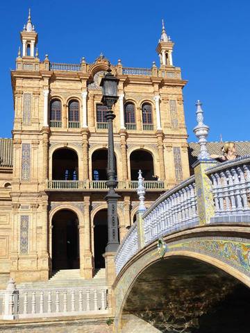 Yo viajé a Sevilla, una ciudad en Andalucia.
