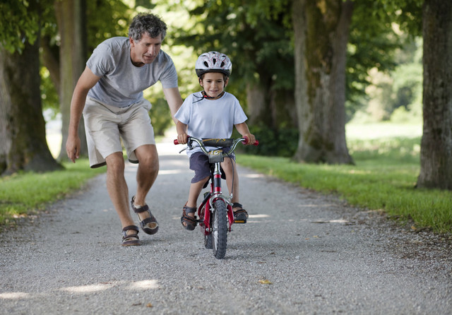 Yo aprendí manejar bicicleta cuando tenía cinco años. Pude aprender porque mi padre me ayudó.