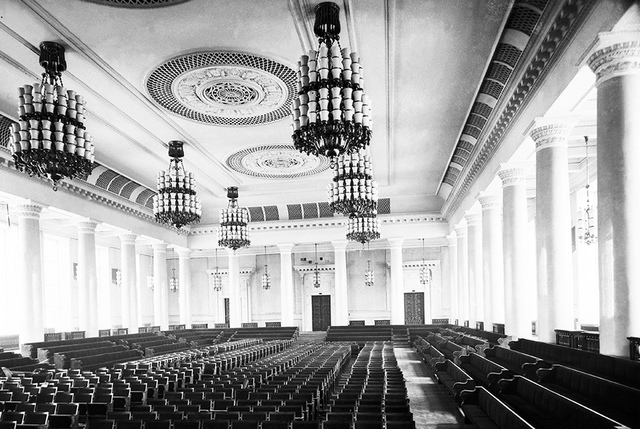 Estudia en la Universidad de Moscú