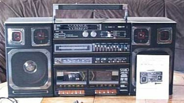 RADIO CASSETTE ESTEREO PORTATIL (BOOMBOX)