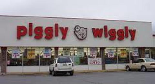 La cadena Piggly Wiggly abre la primera tienda de autoservicio.