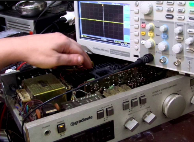 Fundada a Gradiente Informática