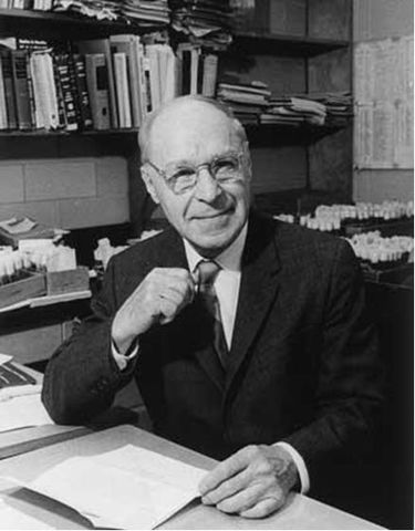 Герман Меллер открыл мутагенные эффекты радиации и химических веществ