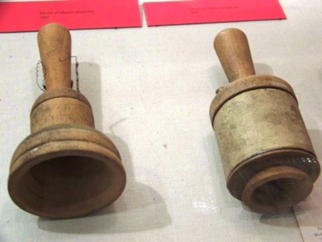 TELÉFONO: Alexander Graham Bell lo construye y patenta