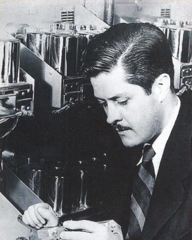 "INSTRODUCE LA PRIMERA TRANSMISIÓN EXPERIMENTAL EN BLANCO Y NEGRO"