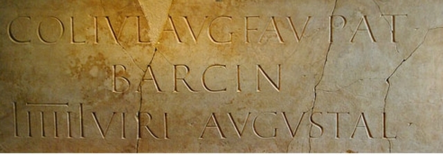 Inscripció que ens permet saber el nom complet de la ciutat.