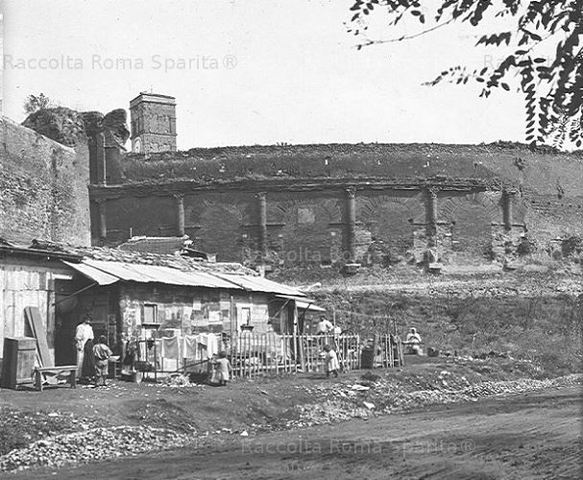 Mura Aureliane, anfiteatro Castrense, sullo sfondo Santa Croce in Gerusalemme