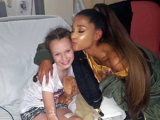 Ariana visita vítimas em Hospital de Manchester