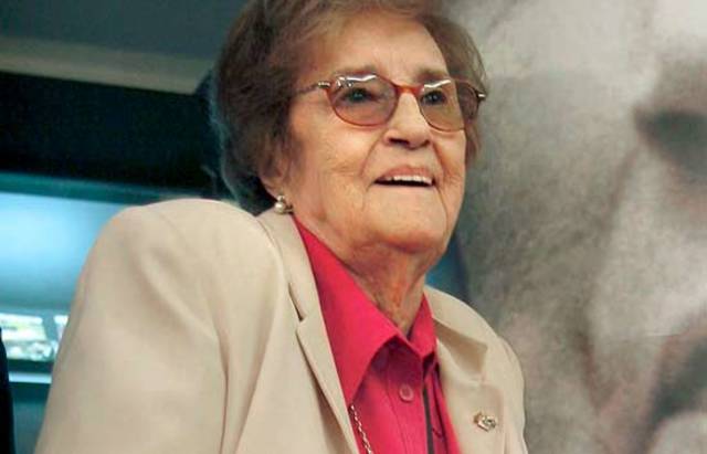 firma un contrato con la revista Vanidades