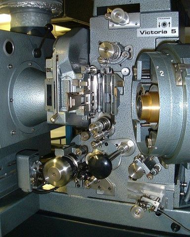 PRIMER PROYECTOR DE TV