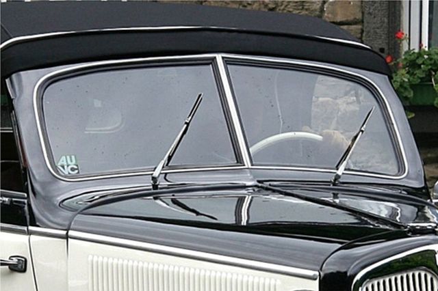 First windscreen wipers fitted to a motorcar