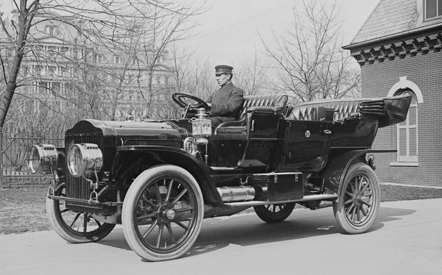 Snubbed chassis and box-like wheelbase of the Model T