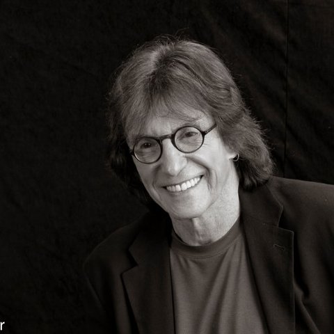 HENRY GIROUX (Estados unidos, 1943)  es un crítico cultural estadounidense y uno de los teóricos fundadores de la pedagogía crítica en dicho país