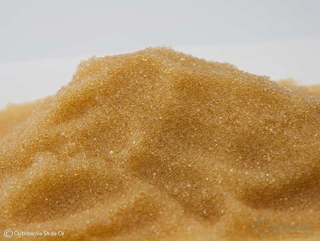 Primera resina semi-sintética Parkes