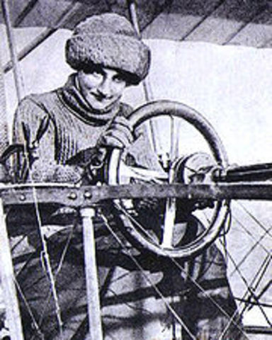 Baroness Raymonde de la Roche is the first liscened female pilot
