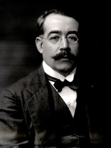 Leopoldo Lugones, nació en Villa María el año 1874, poeta argentino.