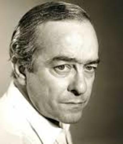 Vinicius de Moraes, nació el 19 de octubre de 1913 en Brasil, y falleció el 9 de julio de 1980 en el mismo lugar. Fue cantautor y escritor.