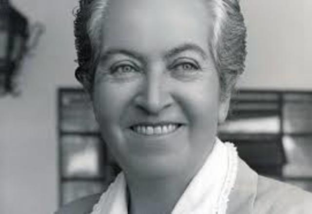 Gabriela Mistral, nació en Chile el 7 de abril de 1889, y falleció el 10 de enero de 1957 en Estados Unidos. Fue poeta, pedagoga, y diplomática.