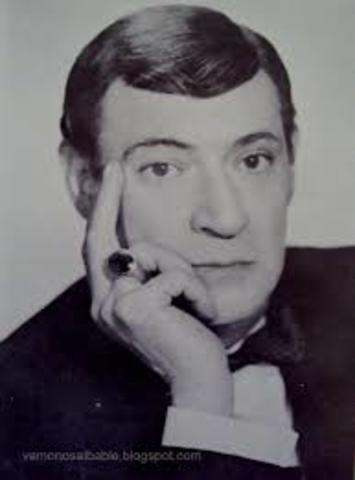 Salvador Novo, nació el 30 de julio de 1904 en Ciudad de México, y falleció en la misma ciudad el 13 de enero de 1974. Fue escritor, poeta y cronista.