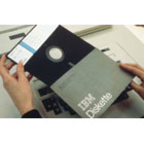 IBM Inventa el Disco Flexible