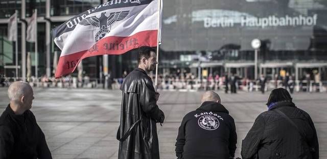 [Europa] Activistas de ultraderecha con una bandera del Tercer Reich