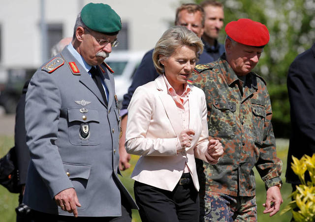[Europa] La ministra de Defensa Ursula von der Leyen con varios generales alemanes y franceses durante una visita a un cuartel conjunto en Estrasburgo