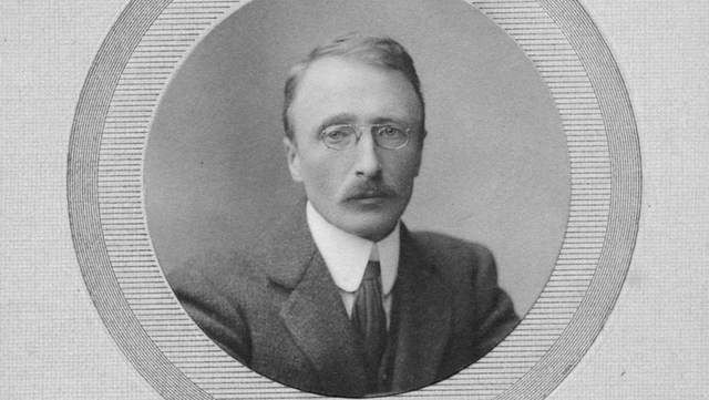 Death of Harald and Astri Dahl; birth of Roald Dahl's sister Asta