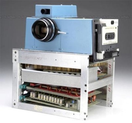 Una cámara fotográfica DIGITAL utilizado para capturar imágenes MEDIANTE SENSOR ELECTRÓNICO Y MEMORIA DIGITAL.