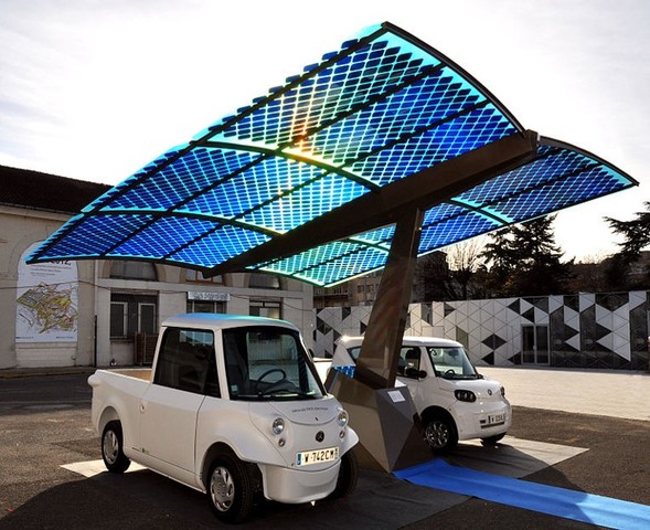 Estación de servicio móvil&nbsp;que recarga la energía de los&nbsp;coches eléctricos mediante la Electricidad&nbsp;solar.