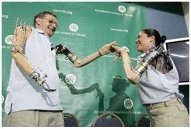 implantes cibernéticos son materiales ópticos y electrónicos.