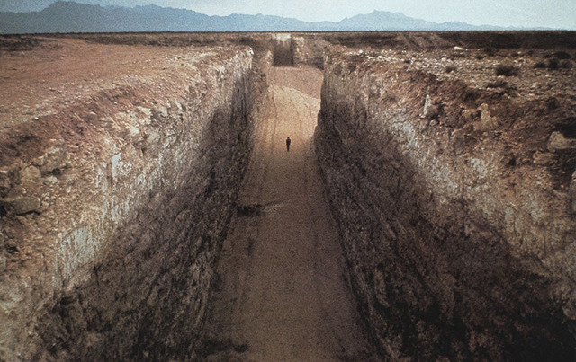 Heizer  realizza  "Double Negative".