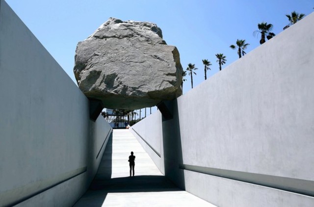Heizer realizza "Levitated Mass".