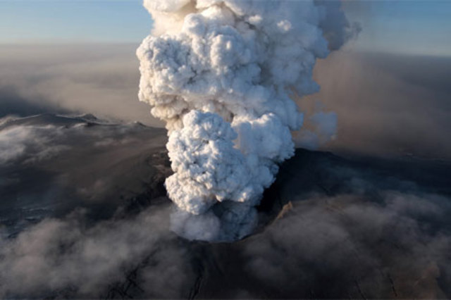 Erutta il vulcano islandese Eyjafjöll. La nube vulcanica prodotta dall'esplosione in breve tempo copre i cieli di gran parte d'Europa, impedendo per giorni il libero flusso degli aerei.