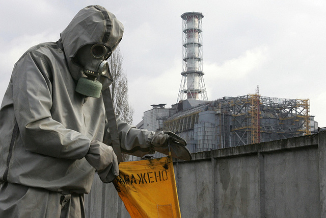 Esplode un reattore nucleare a Černobyl'. Nelle aree limitrofe il disastro provoca migliaia di morti legate direttamente o indirettamente alle radiazioni, oltre che pesantissimi danni all'economia e all'agricoltura.