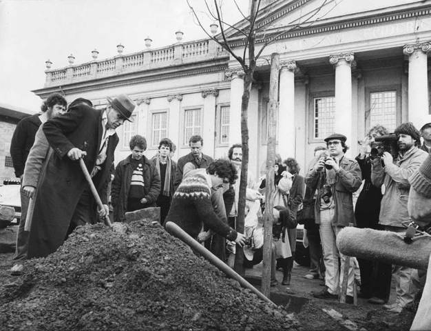 Joseph Beuys realizza a Kassel L’azione "7000 querce".