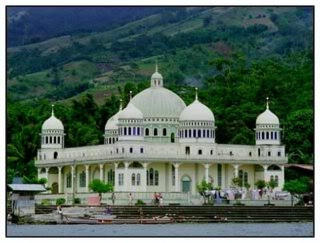 Karim Al-Makhdum arrives in Jolo and builds a Mosque.